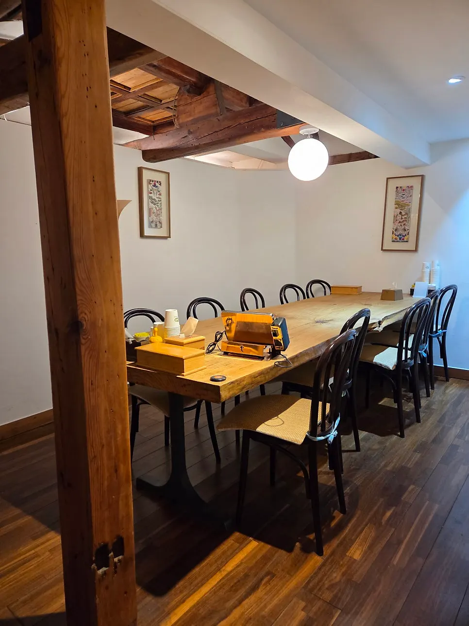 Annex-style private room suitable for group use