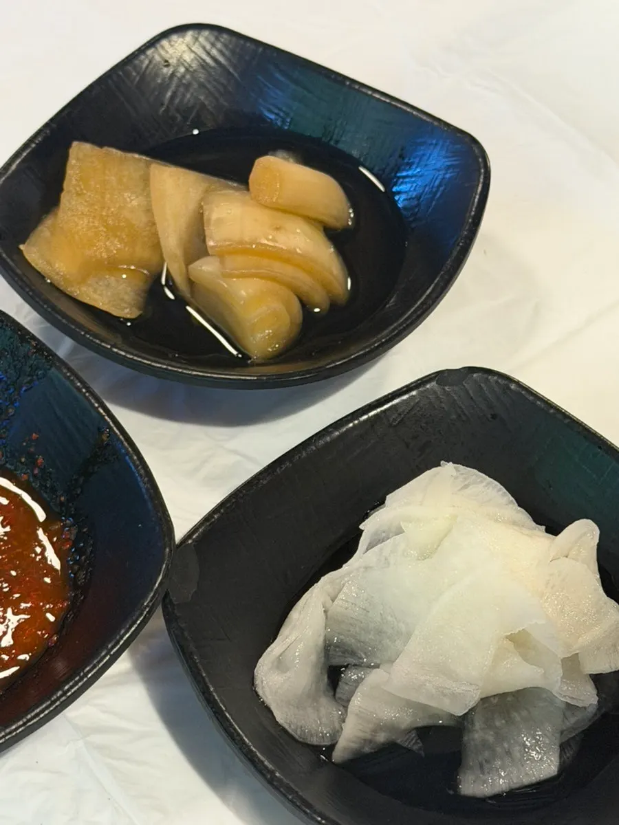 테이블에 차려진 네 가지 주문 메뉴