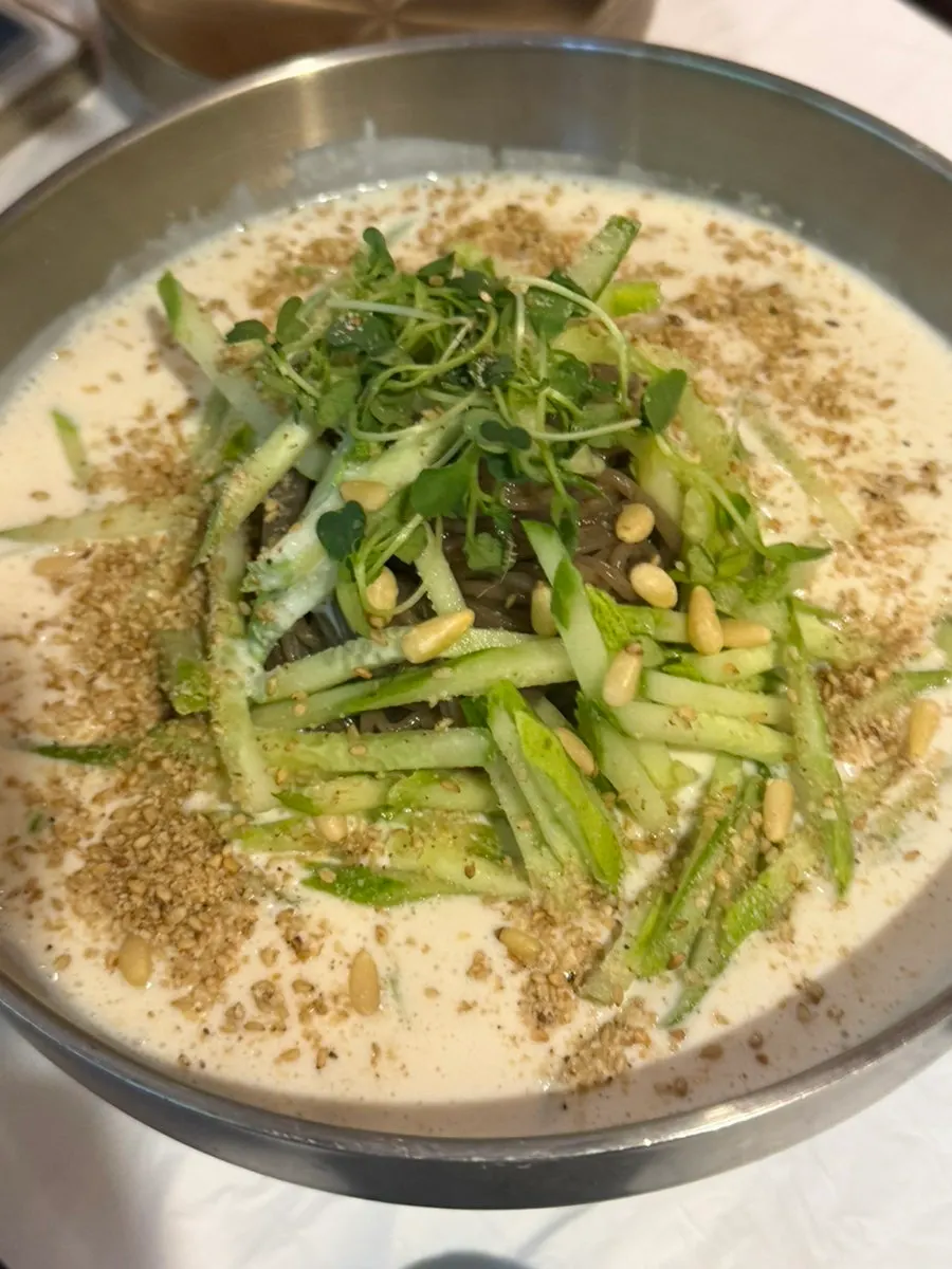 잣 국물에 순두부와 메밀면이 담긴 잣순두부막국수