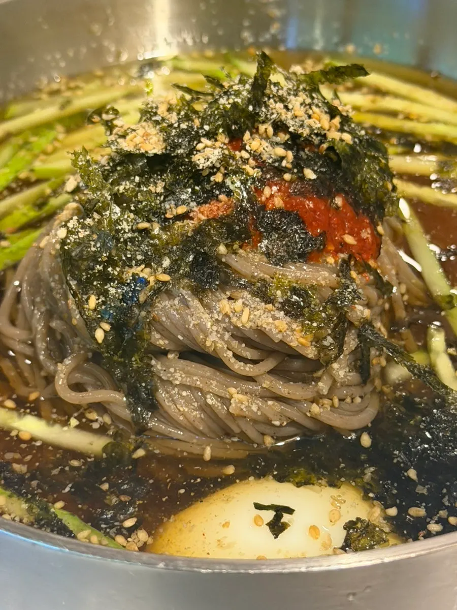 자가제면 메밀면을 들어 올린 물막국수