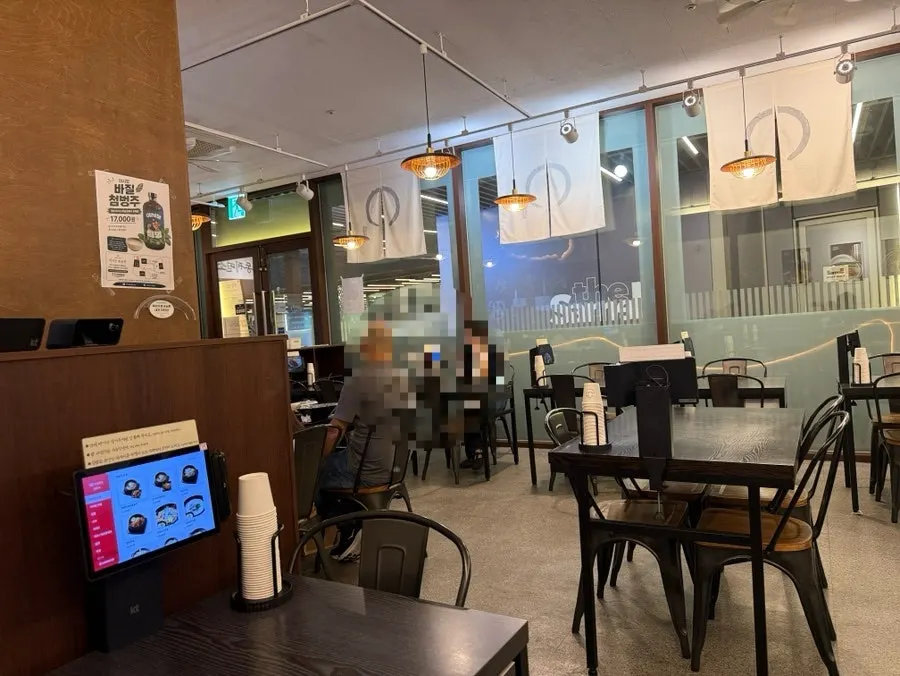 Interior of Insadong Jemyeonso with roomy table spacing