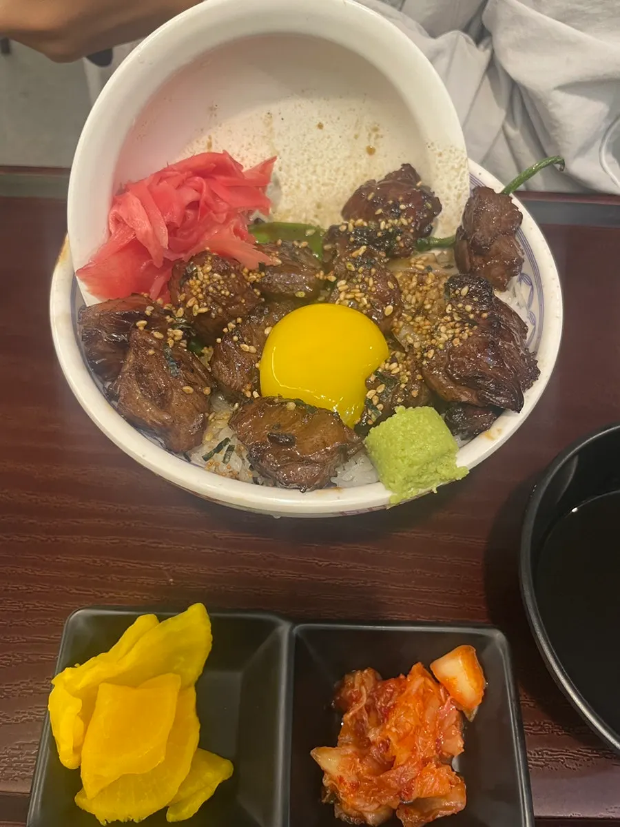 인사동제면소 스테이크덮밥과 돈까스우동정식 상차림