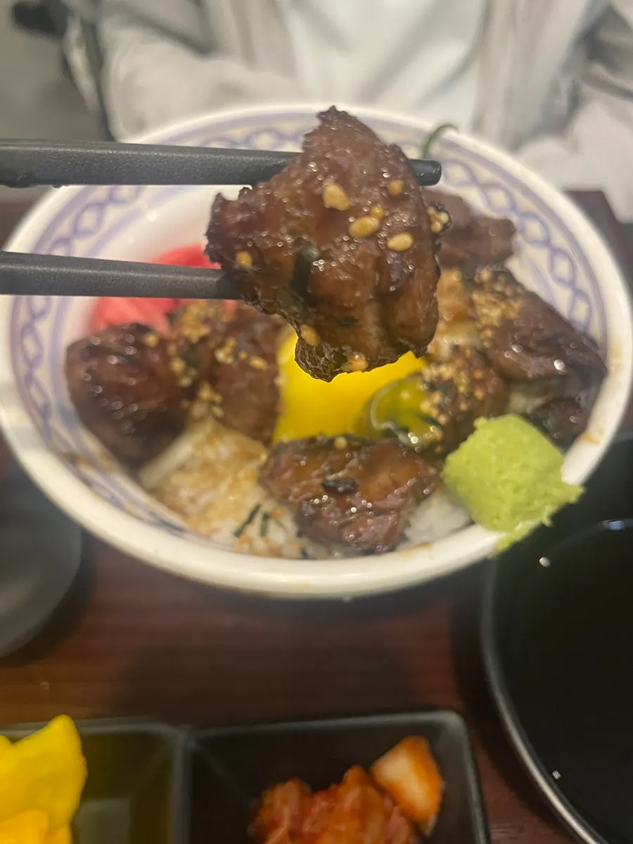 테이블에 놓인 저녁 식사 두 가지 메뉴