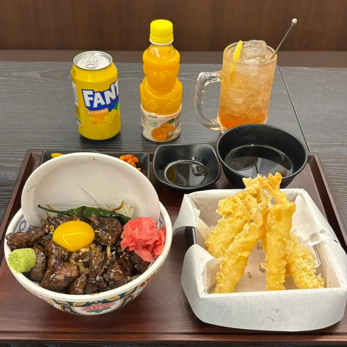 인사동제면소 안녕인사동점 스테이크덮밥과 새우튀김 상차림