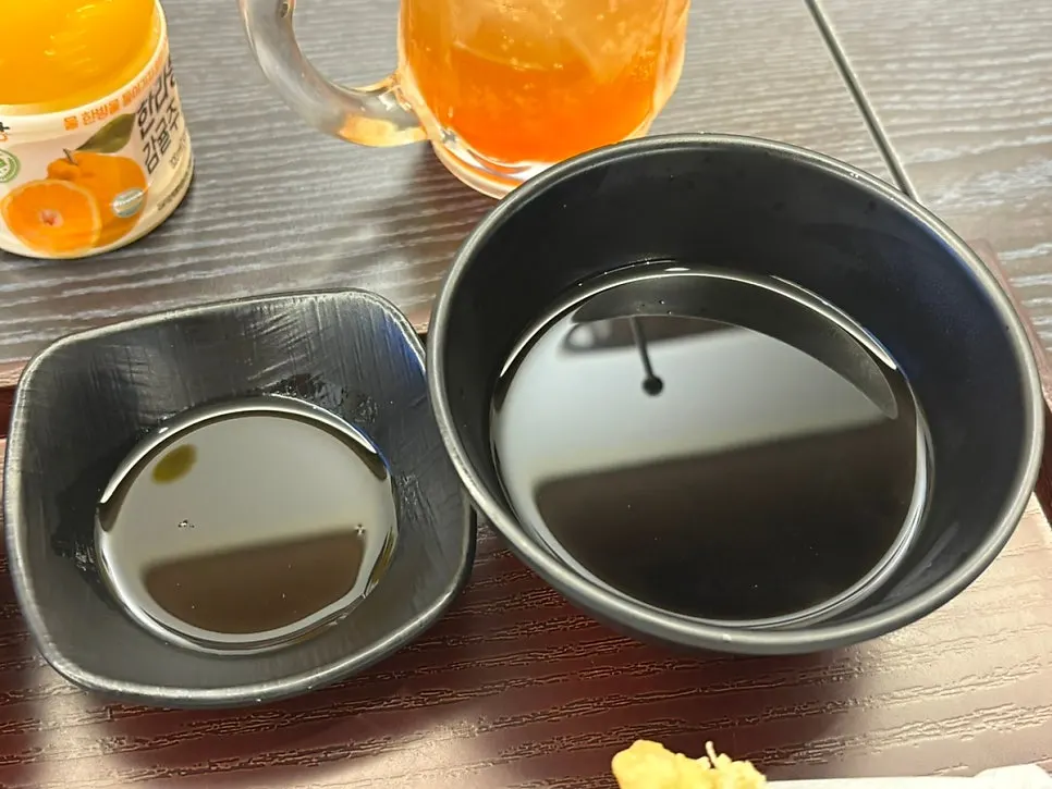 김치와 단무지, 따뜻한 국물로 구성된 기본찬