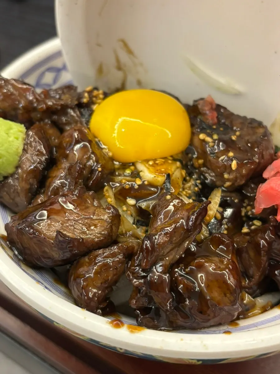 쯔유에 절인 토시살 스테이크덮밥 클로즈업