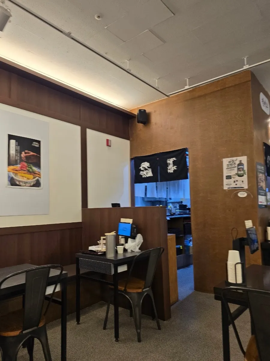 Well-spaced table seating at Insadong Jemyeonso