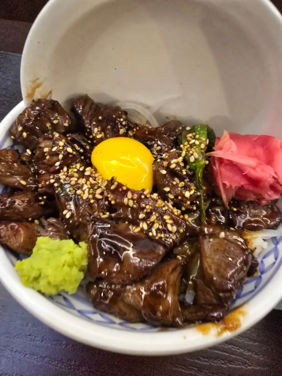 Alternating bites of udon and karaage