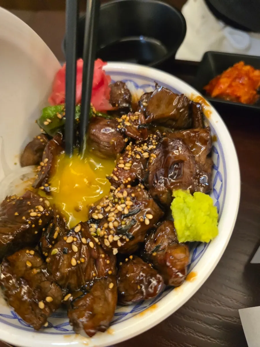 Steak rice bowl at Insadong Jemyeonso