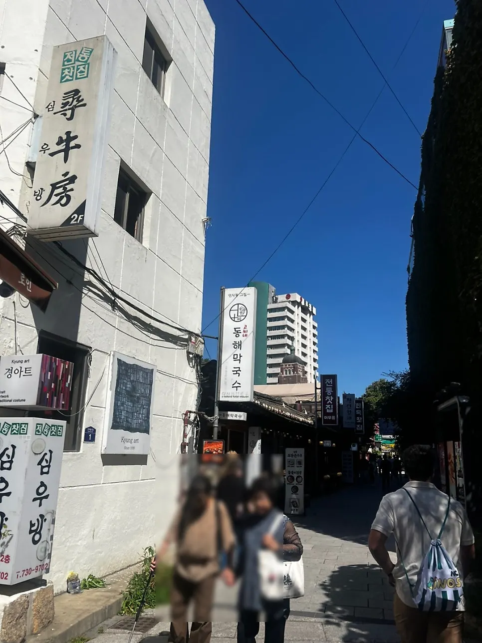 Walking route to the restaurant from Anguk Station