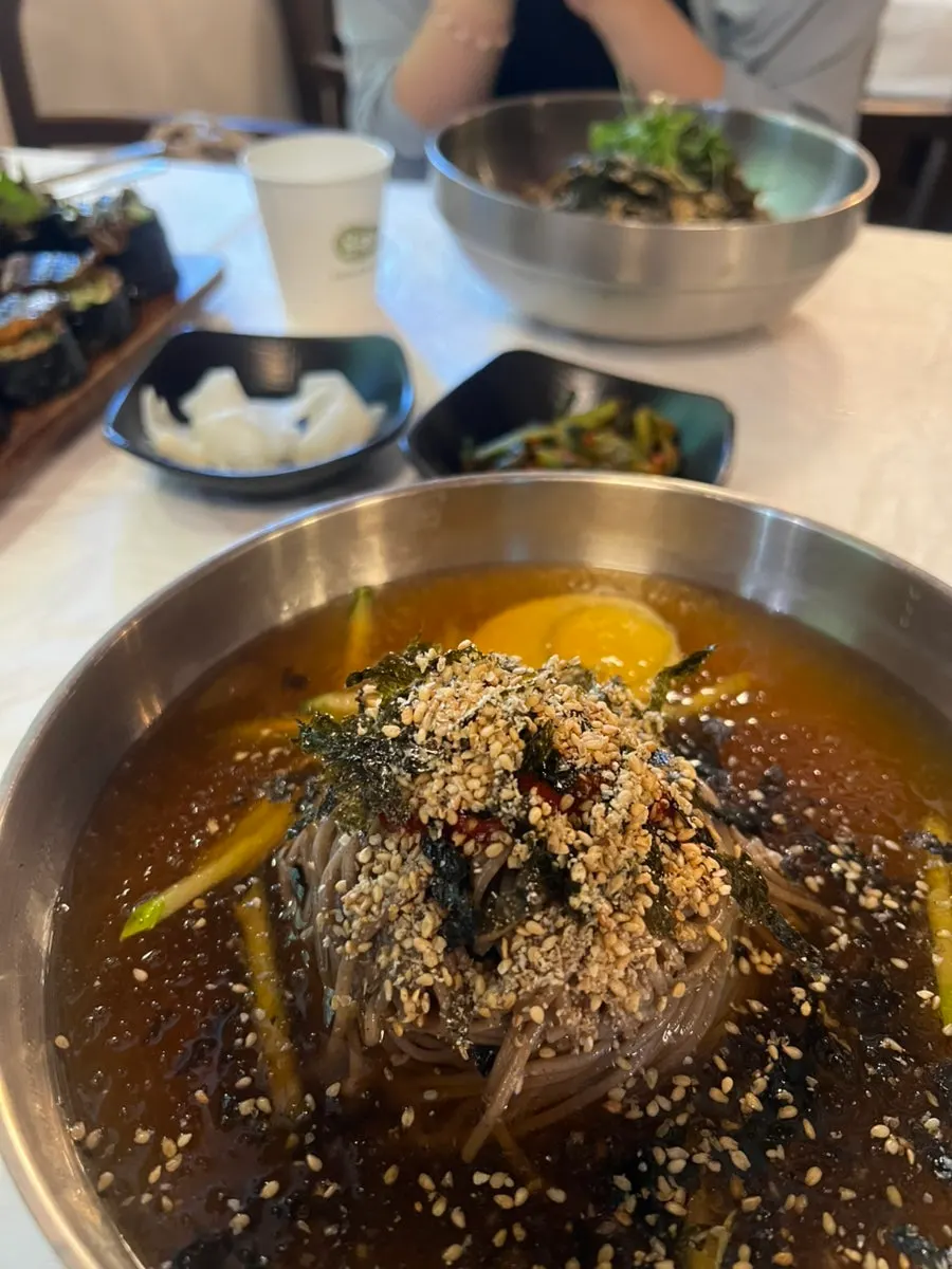 A bowl of the signature water makguksu