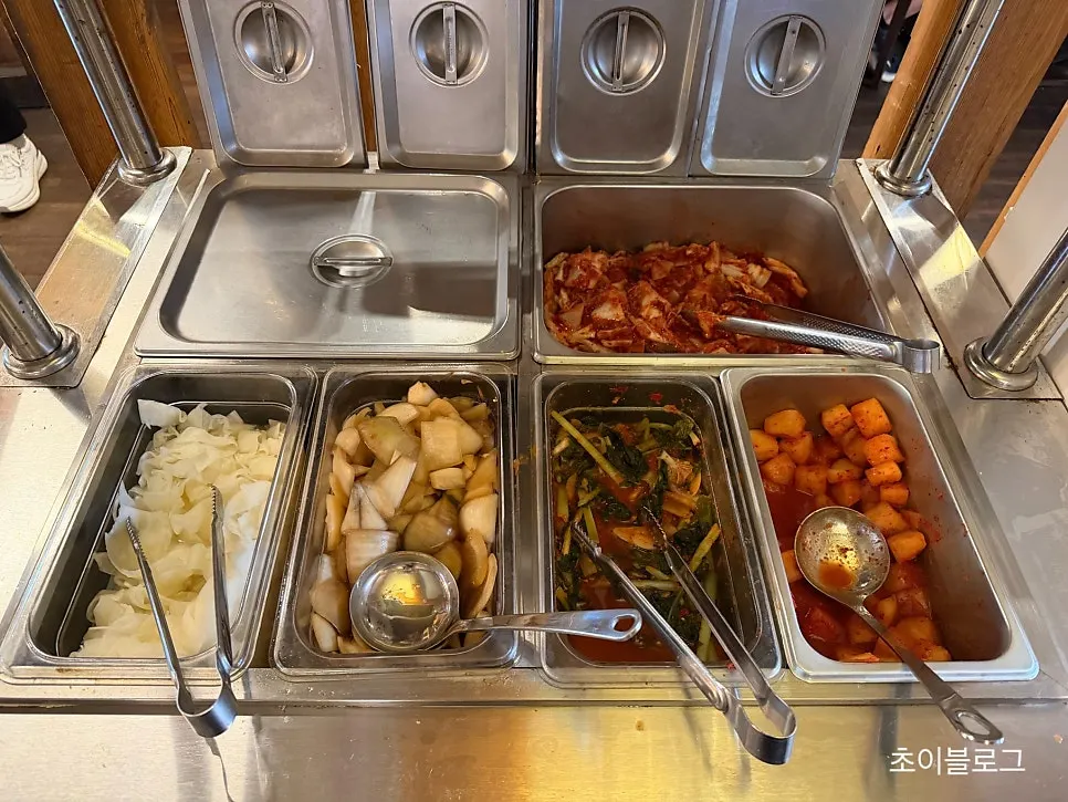 Radish pickle and yeolmu kimchi side dishes