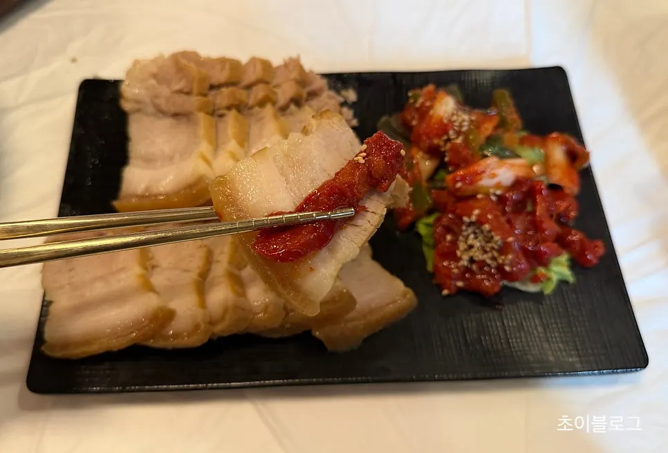 A plate of thick-cut bossam from the set
