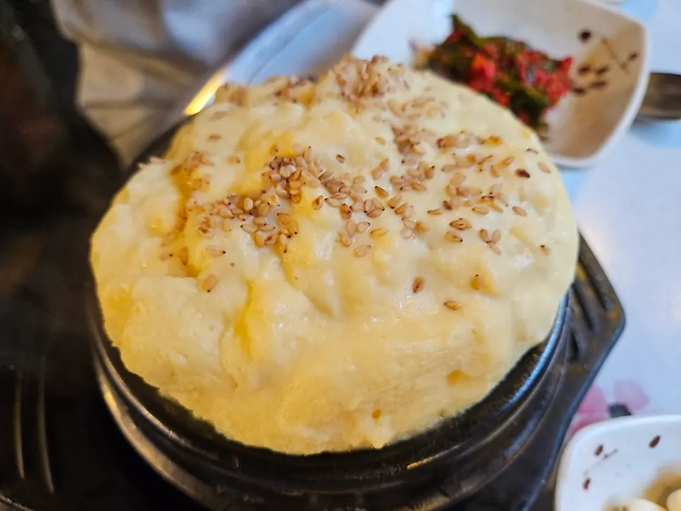 포슬포슬하게 부풀어 나온 뚝배기 계란찜