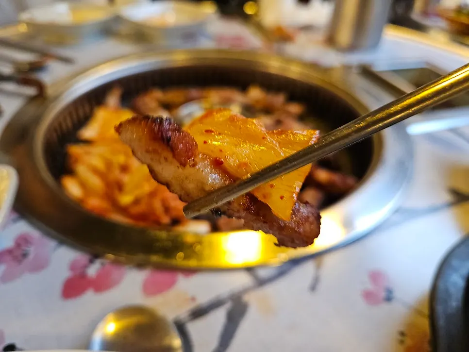 구운 삼겹살과 김치를 곁들인 한 점