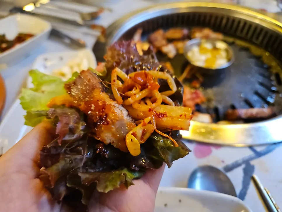 셀프바 파김치를 곁들인 삼겹살 상차림