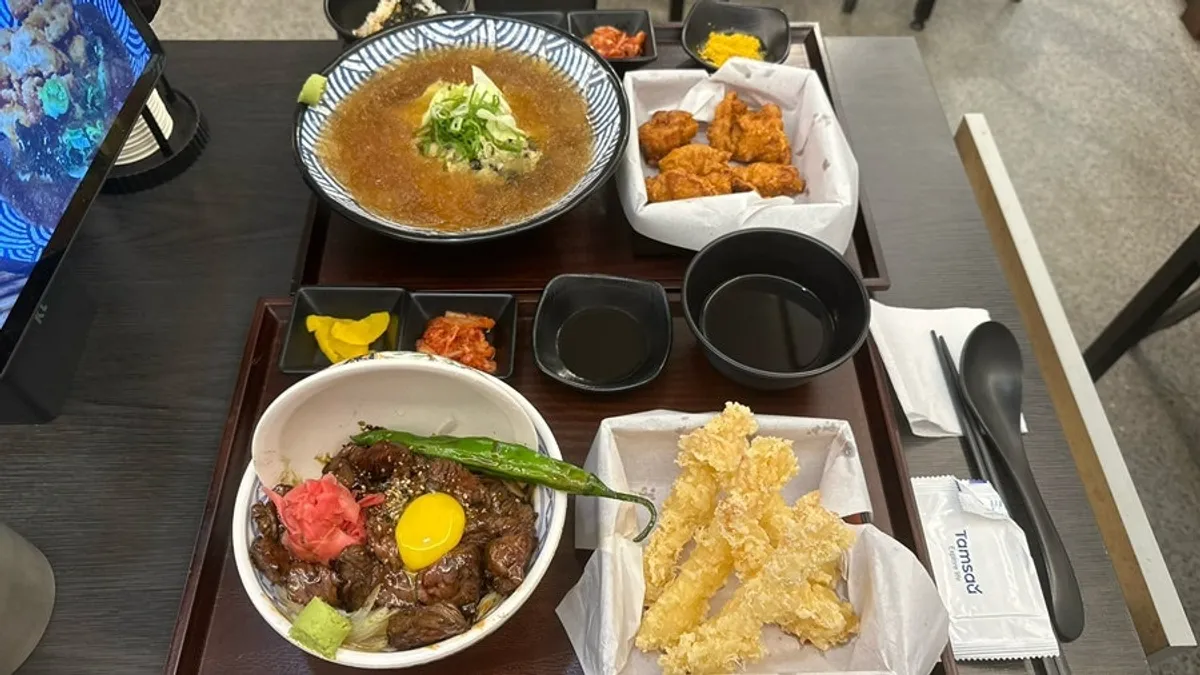냉우동, 가라아게, 스테이크덮밥이 놓인 혼밥 한상