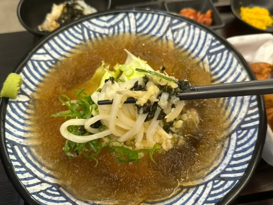 도톰한 냉우동 면발 한 젓가락