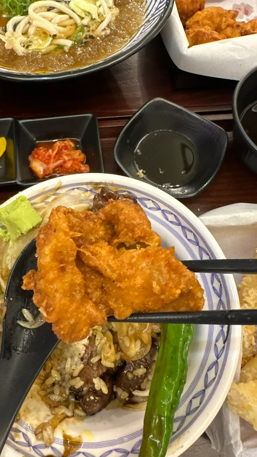 카레 가루에 찍은 가라아게 한 조각