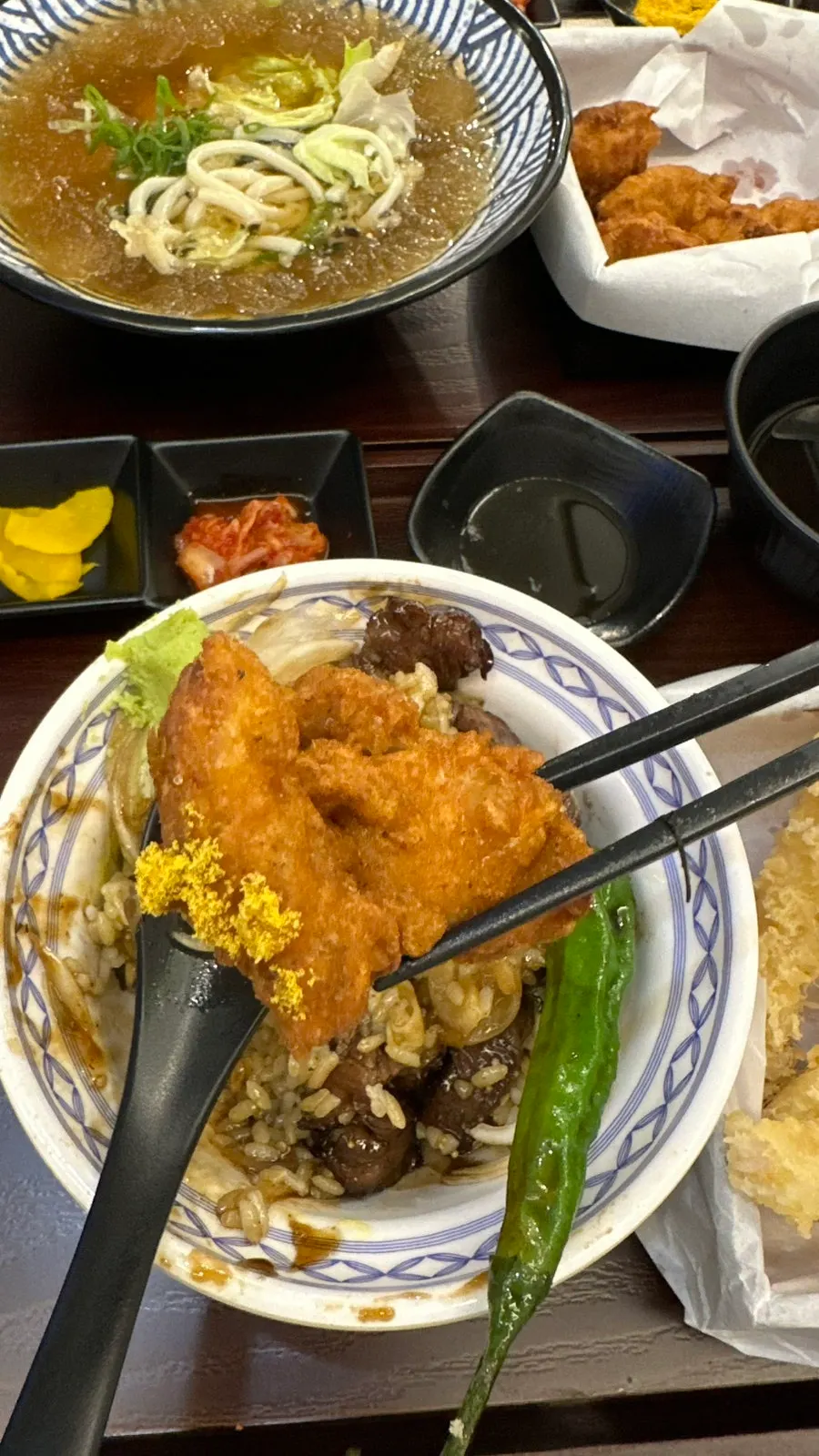 단면이 보이는 닭다리살 가라아게