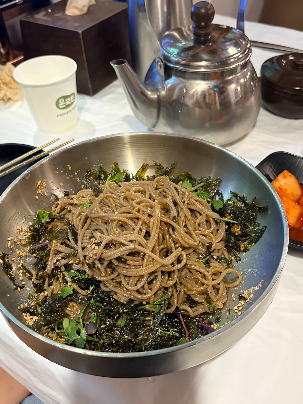 젓가락으로 들어 올린 메밀면
