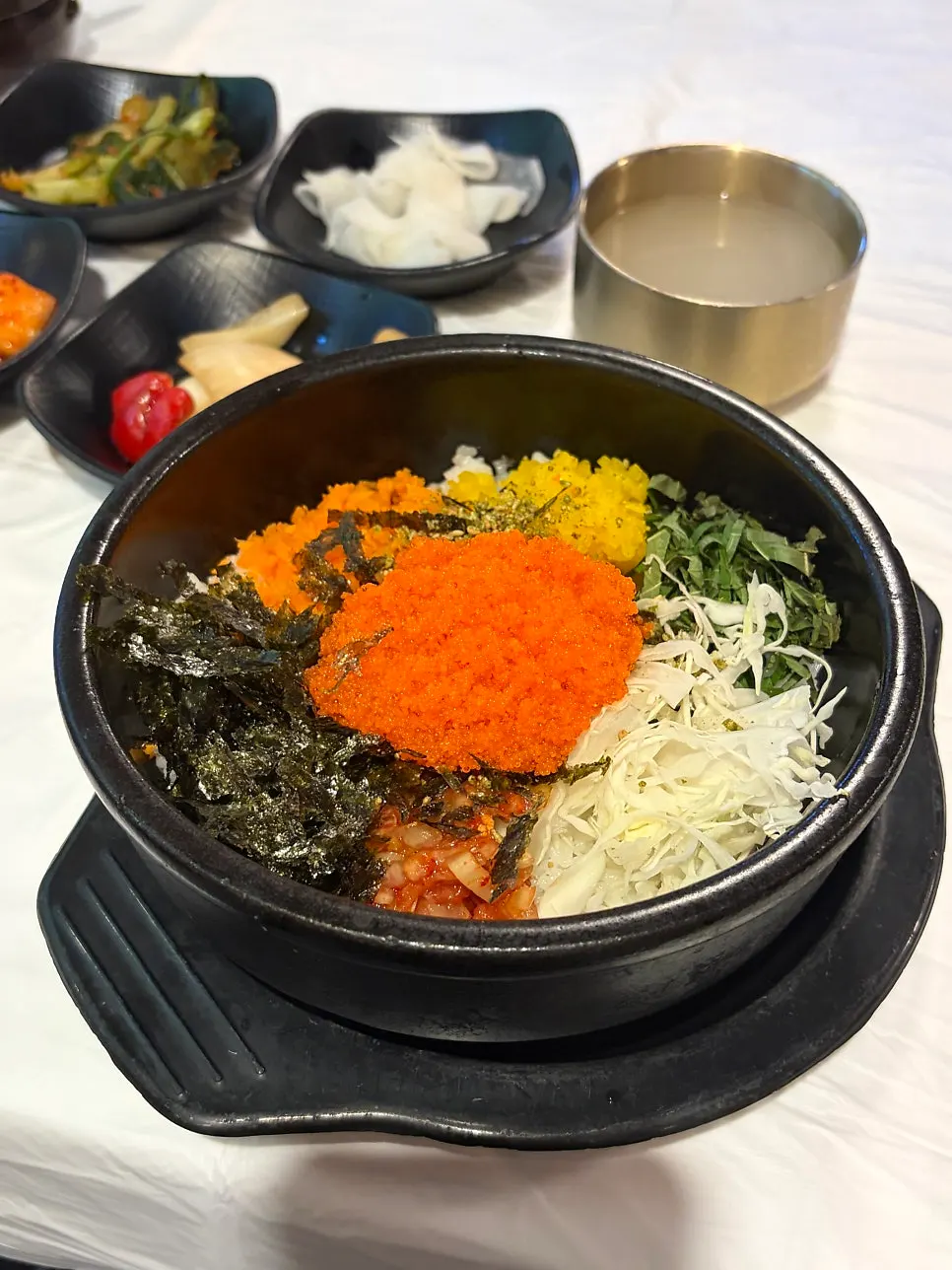 날치알이 올라간 돌솥비빔밥