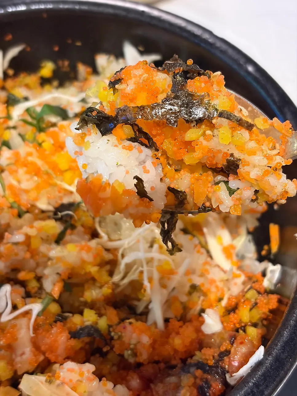 비벼서 한 숟갈 뜬 날치알 돌솥비빔밥