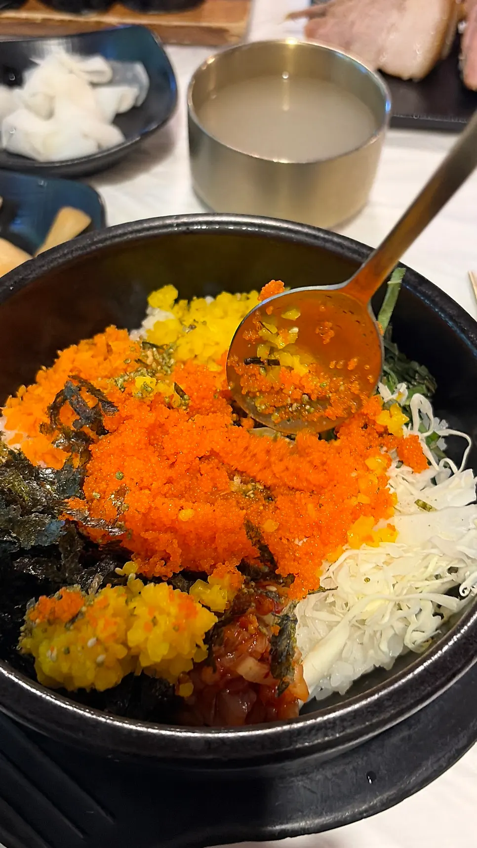 돌솥비빔밥과 막국수가 함께 놓인 테이블