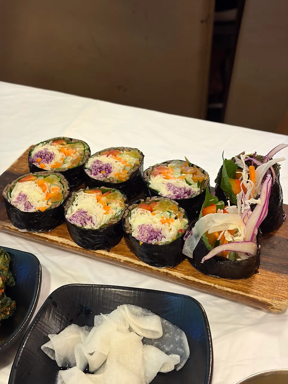 접시에 담긴 샐러드메밀김밥