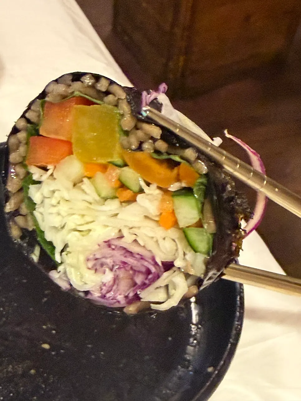 메밀면과 채소가 보이는 김밥 단면