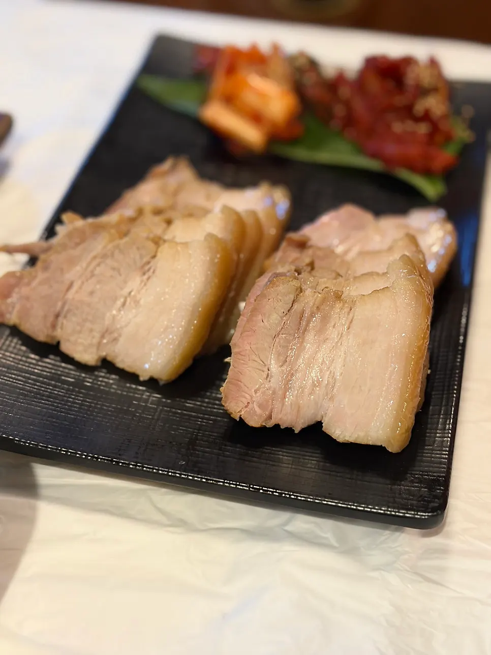 삼겹살 수육 썰어 놓은 접시