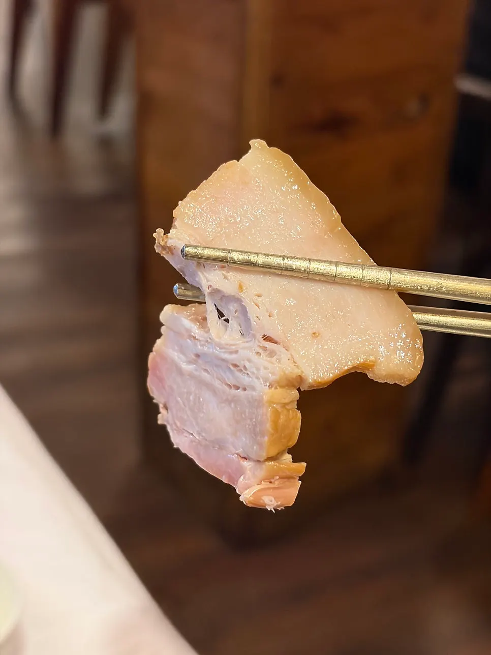 파무침을 올린 수육 한 점