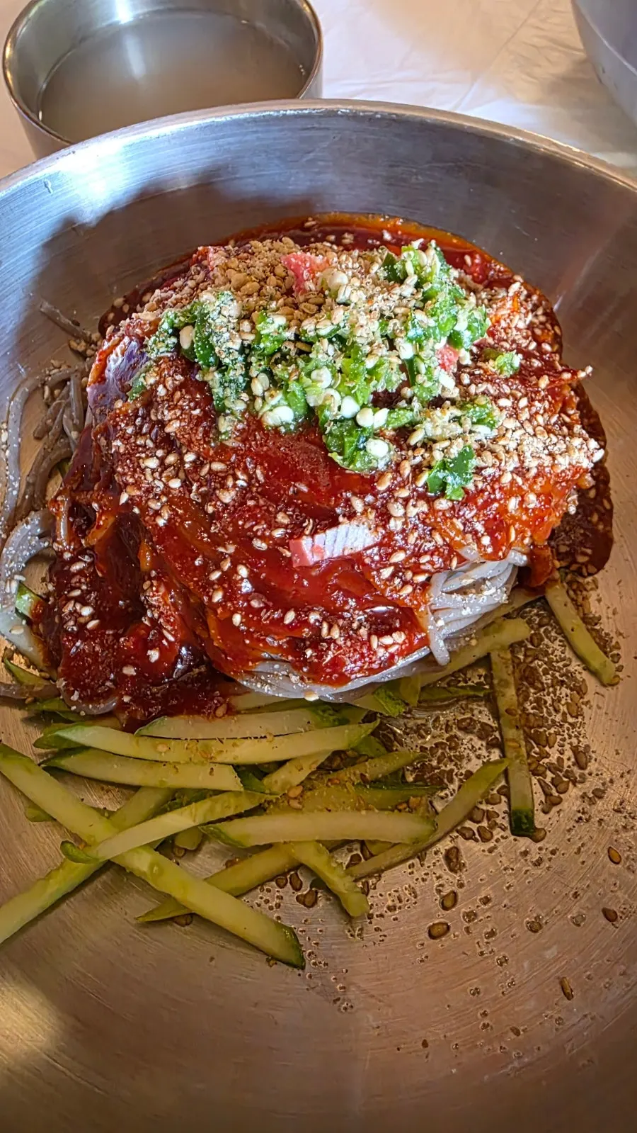 Spicy seasoned bibim-makguksu