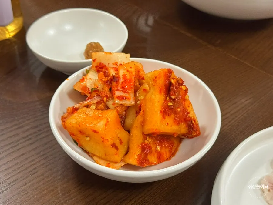 특제소스에 찍어 먹는 월하동 냉제육