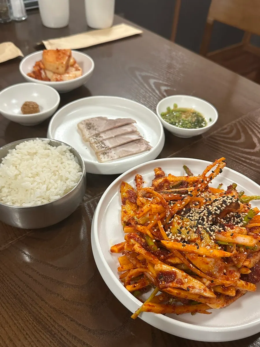 테이블 옆 셀프 식기와 휴지