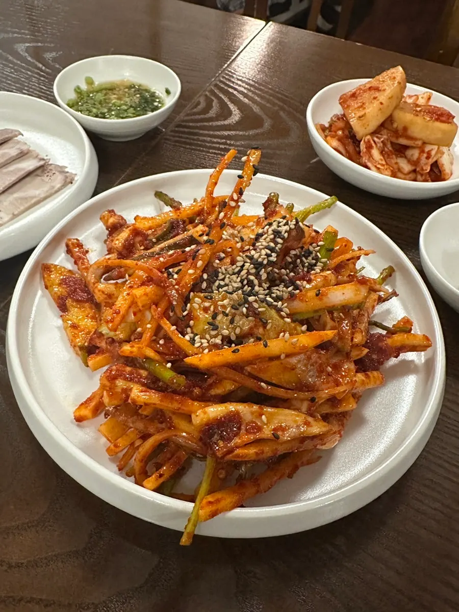 QR코드 주문 안내와 곰탕 설명
