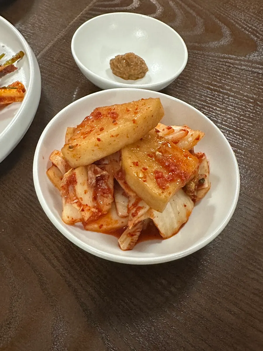 세트에 포함된 냉제육 맛보기