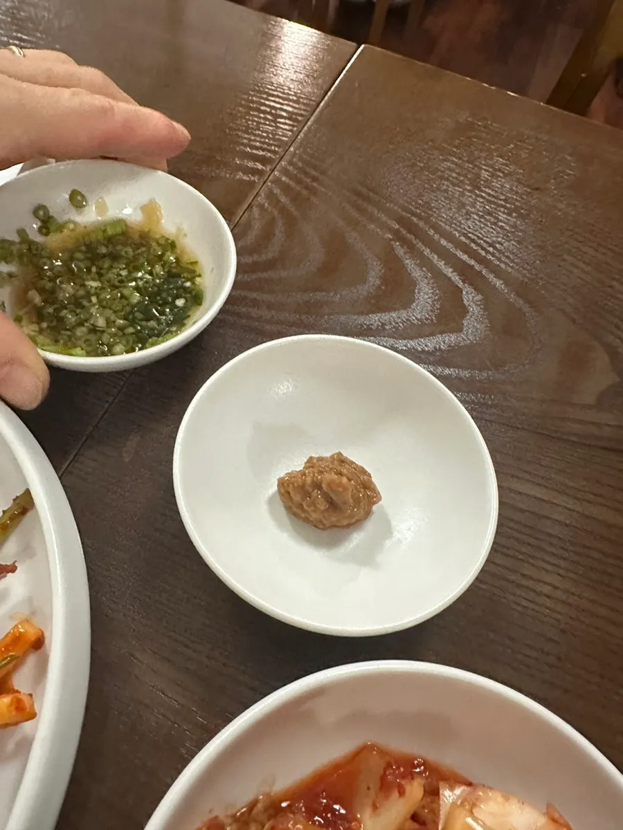 초무침과 공기밥 상차림