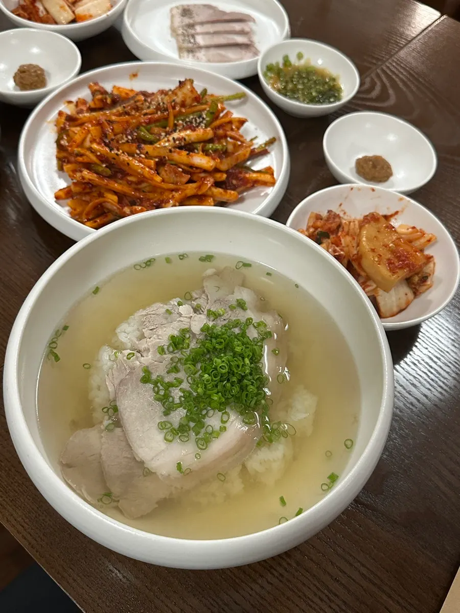 리필해 받은 무김치 한 접시