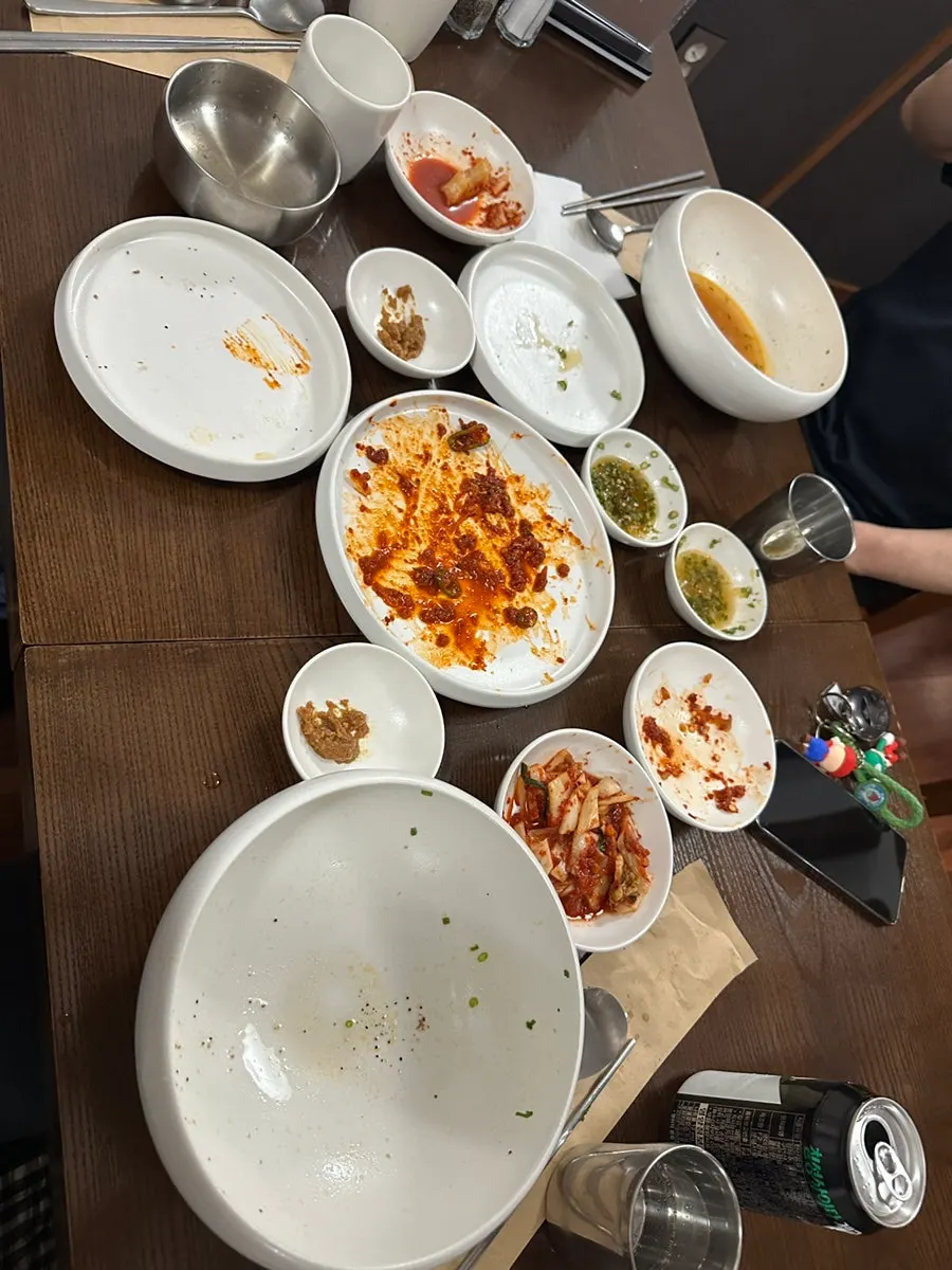 고추기름을 넣은 돼지곰탕 국물