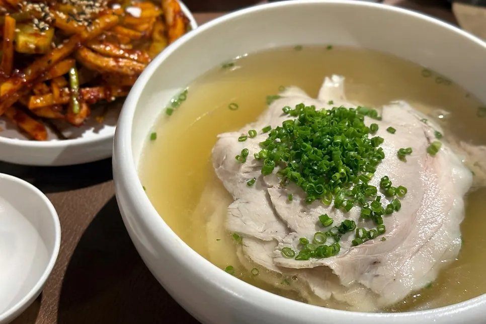 다찌석과 테이블이 있는 내부