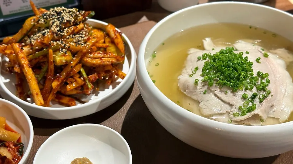 곰탕과 기본 김치 반찬