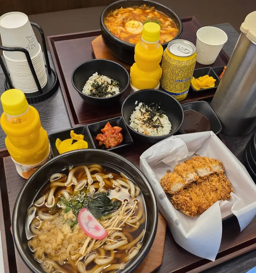 음료와 함께 나온 우동 식사 한 상