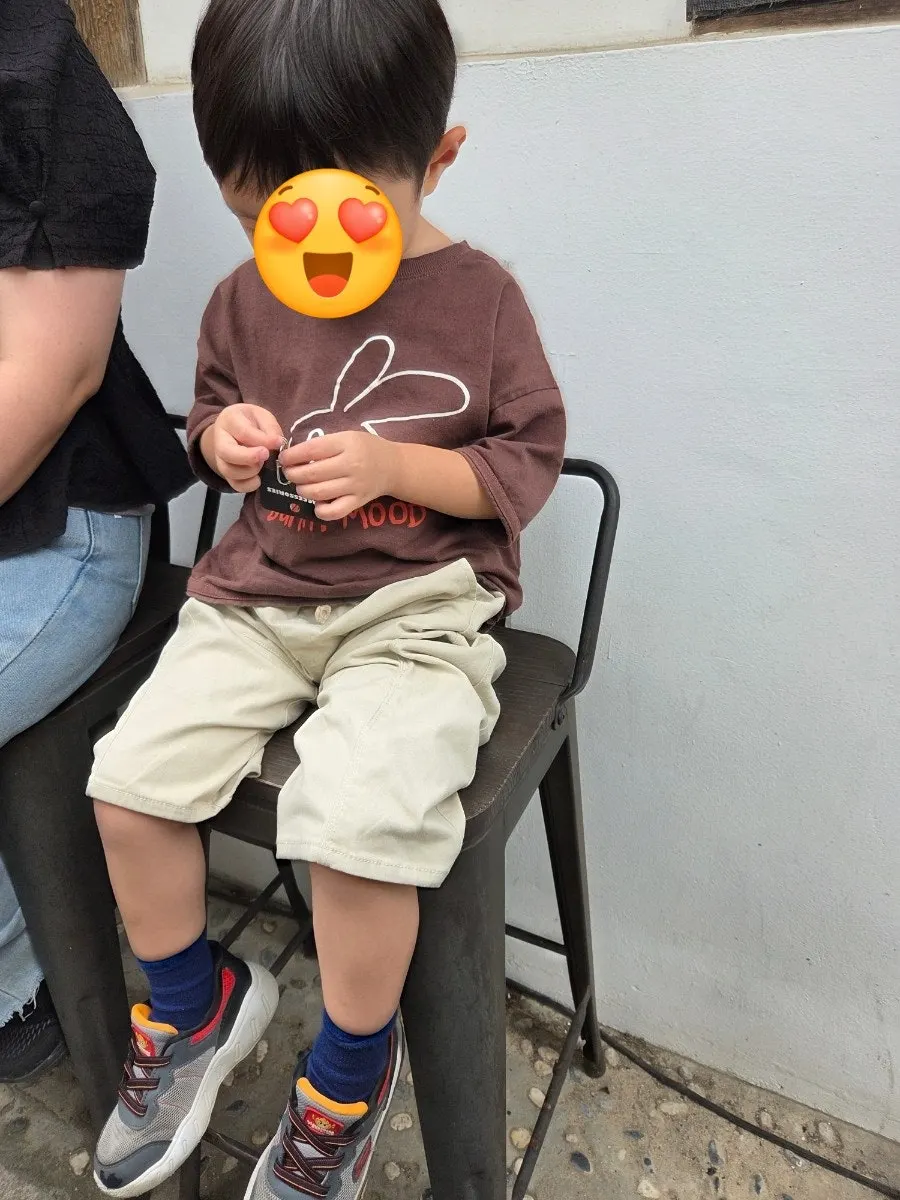 주말 웨이팅 의자가 놓인 월하동 앞
