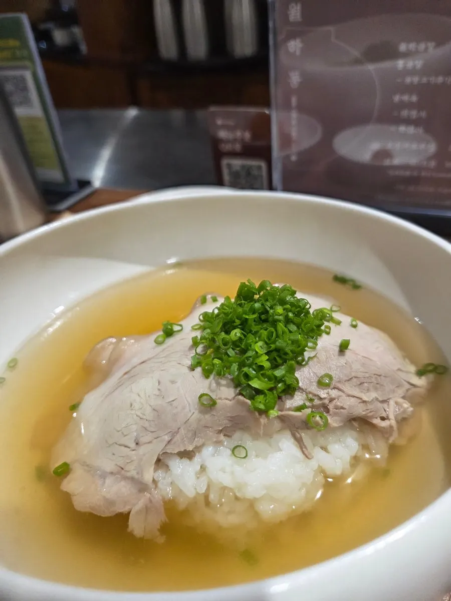얇게 썬 고기가 올라간 돼지곰탕