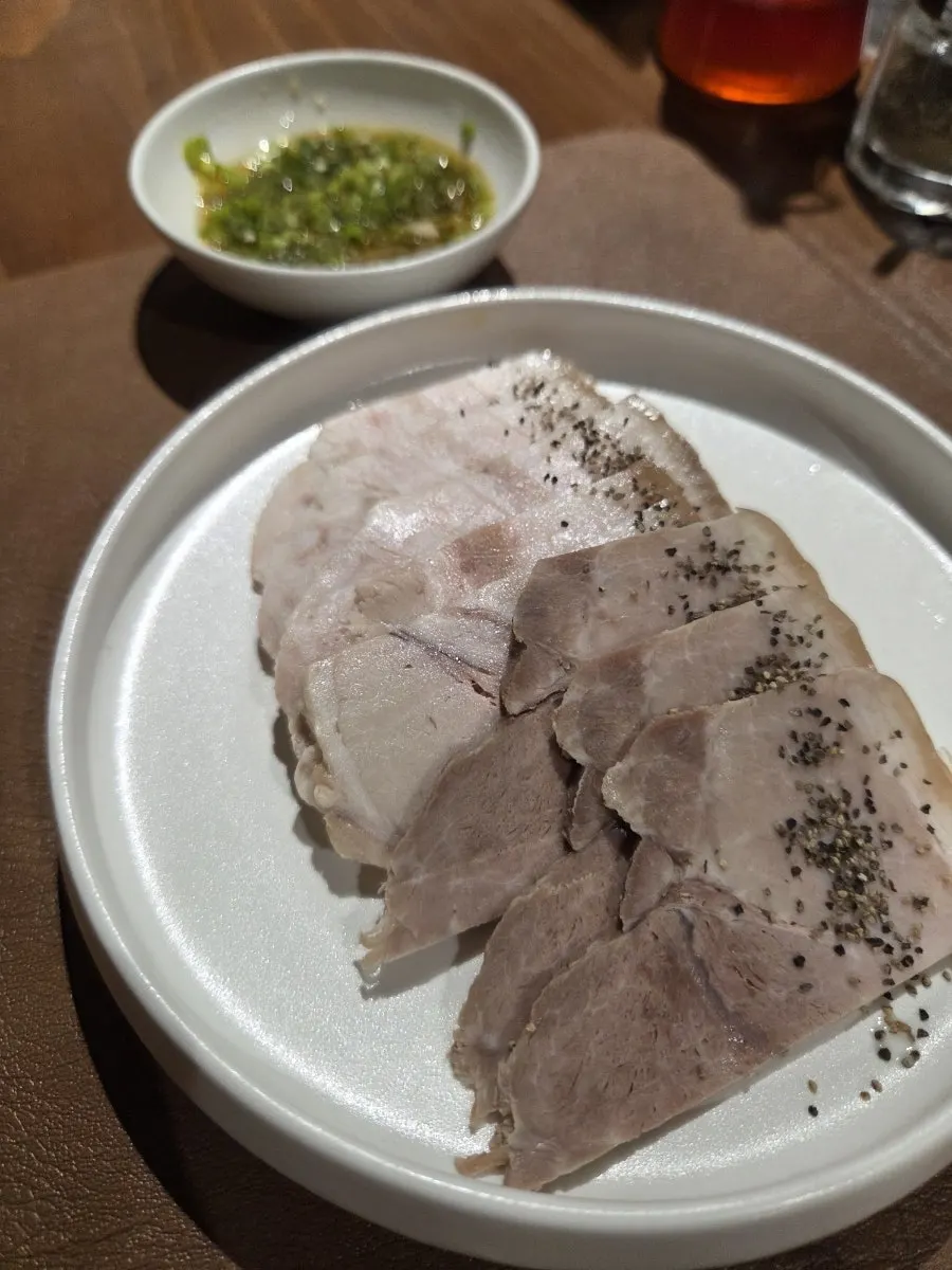소스에 찍은 냉제육 한 점