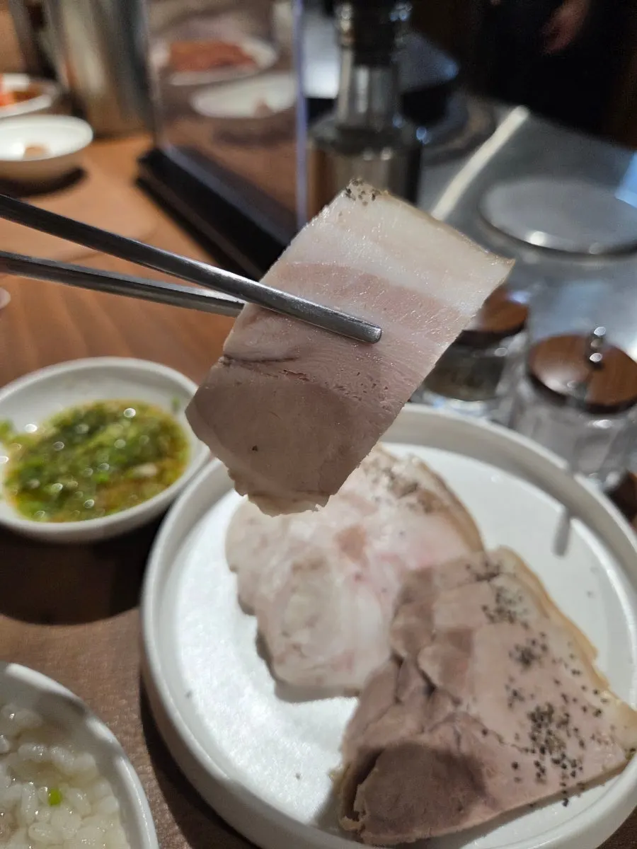 곰탕과 냉제육을 함께 즐기는 식사 장면