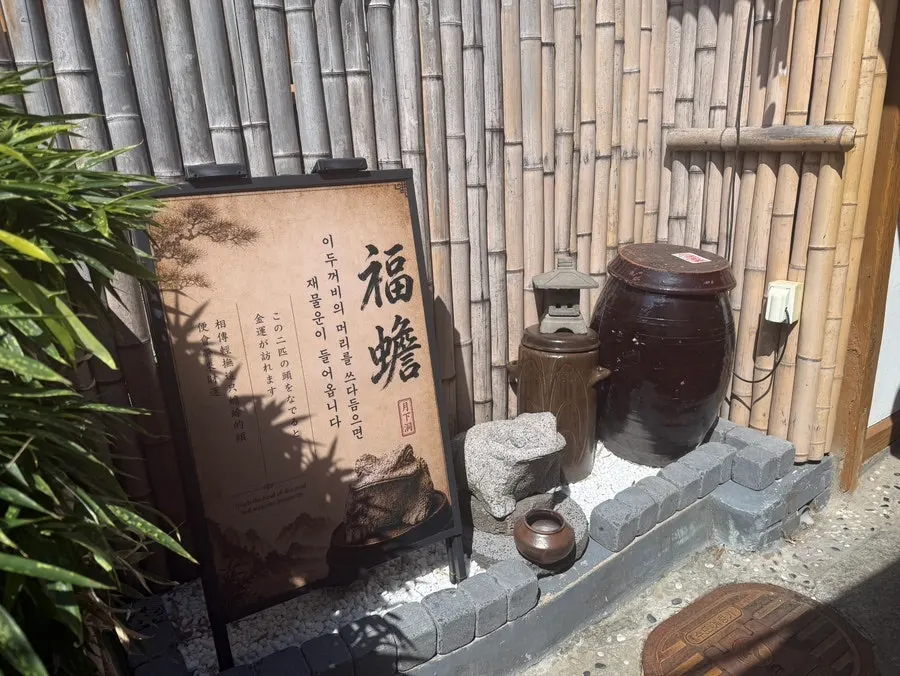 월하동 인사동 골목 입구 풍경