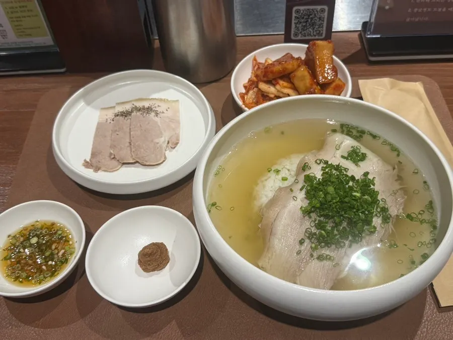 곰탕 특 사이즈 한 그릇 상차림