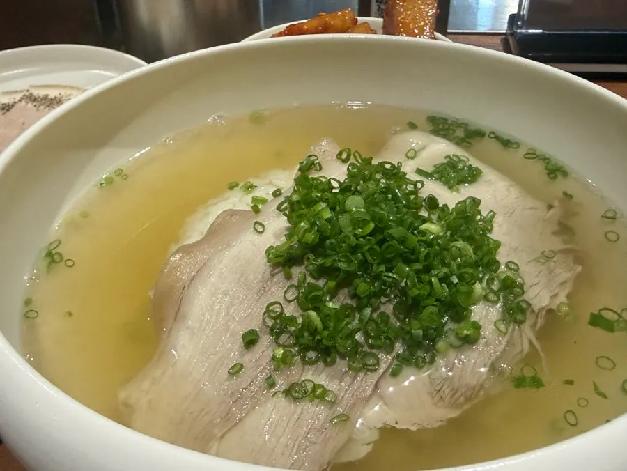 아삭한 깍두기와 김치 반찬 접시